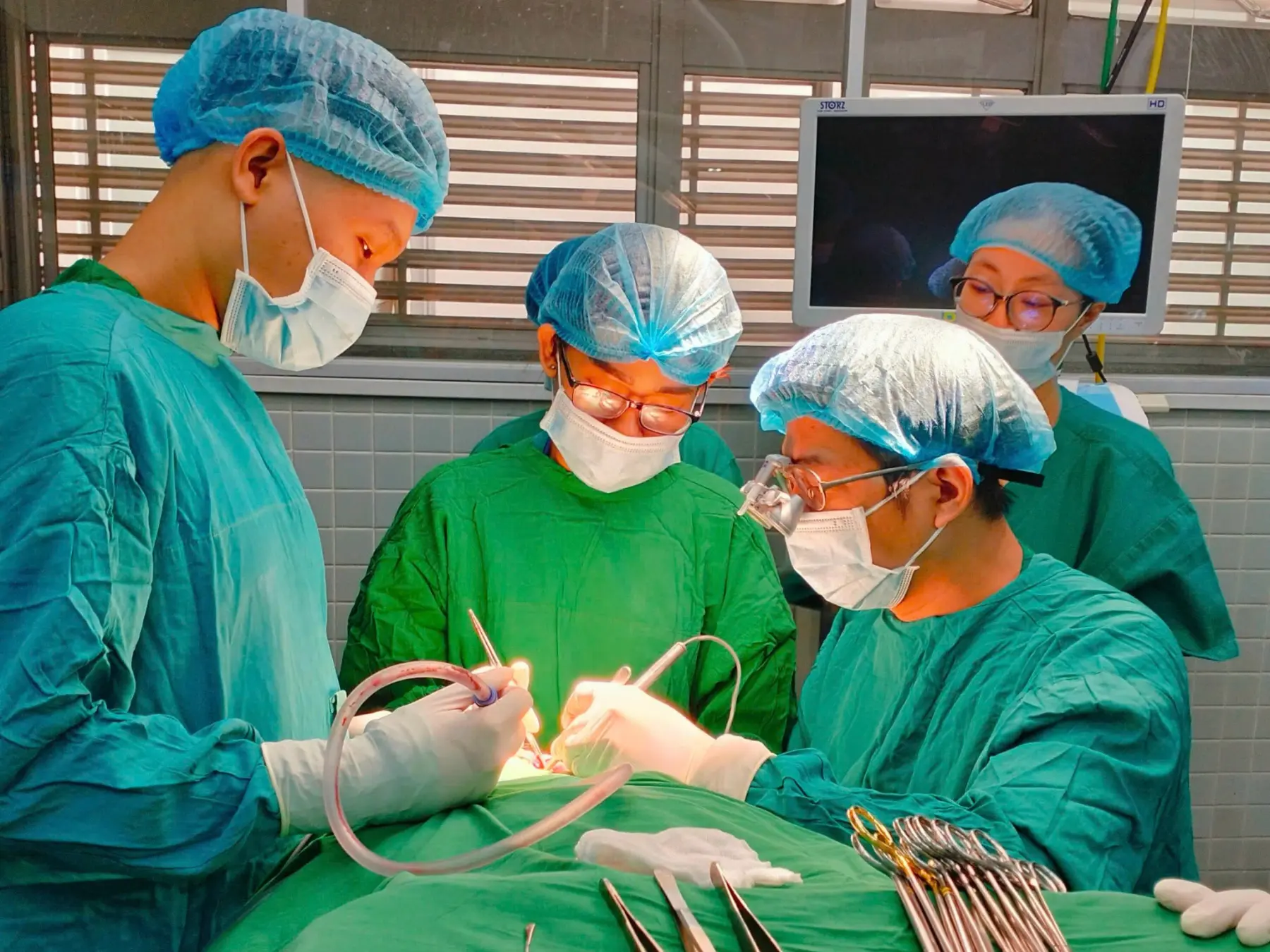 Bác sĩ Trần Thế Việt thăm khám cho bệnh nhân