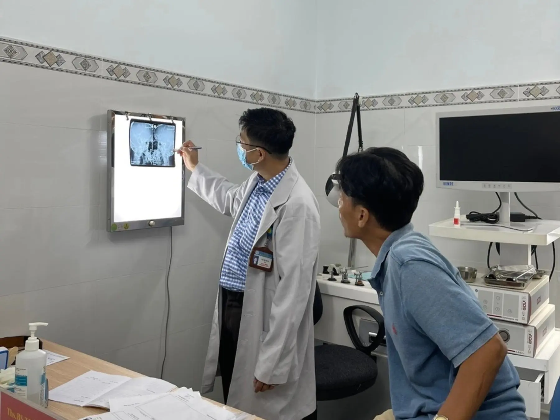 Bác sĩ tư vấn điều trị